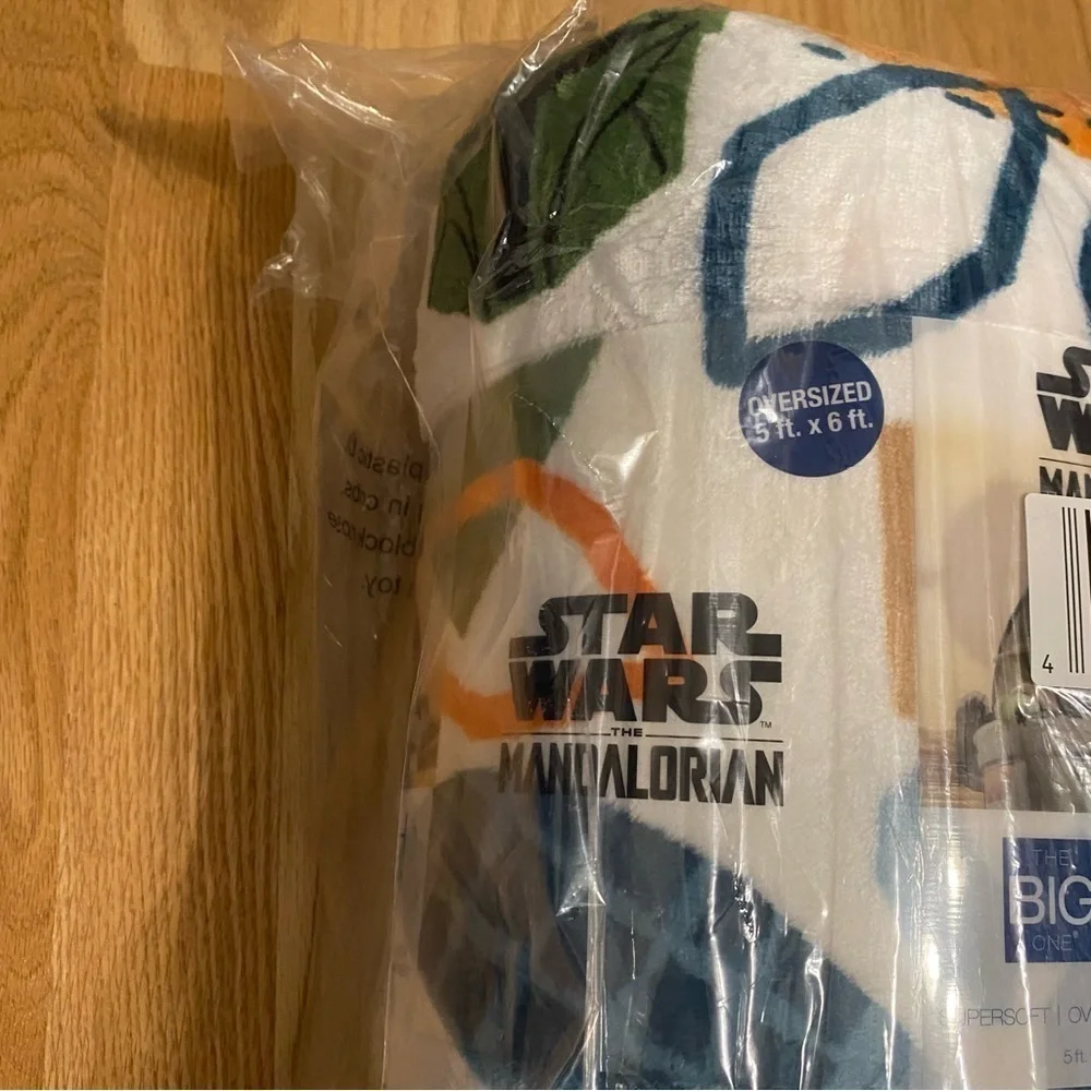 The Big One Star Wars Grogu Shapes Mandalorian Plush Throw Blanket New Disney